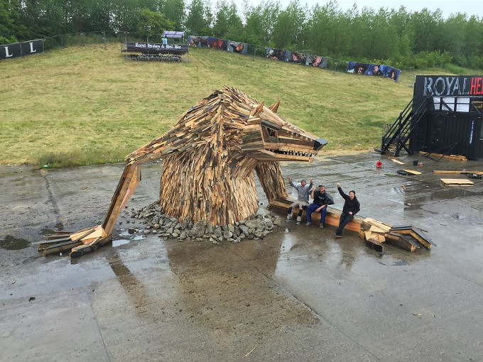 Olav the wolf: sculpture made of scrap wood